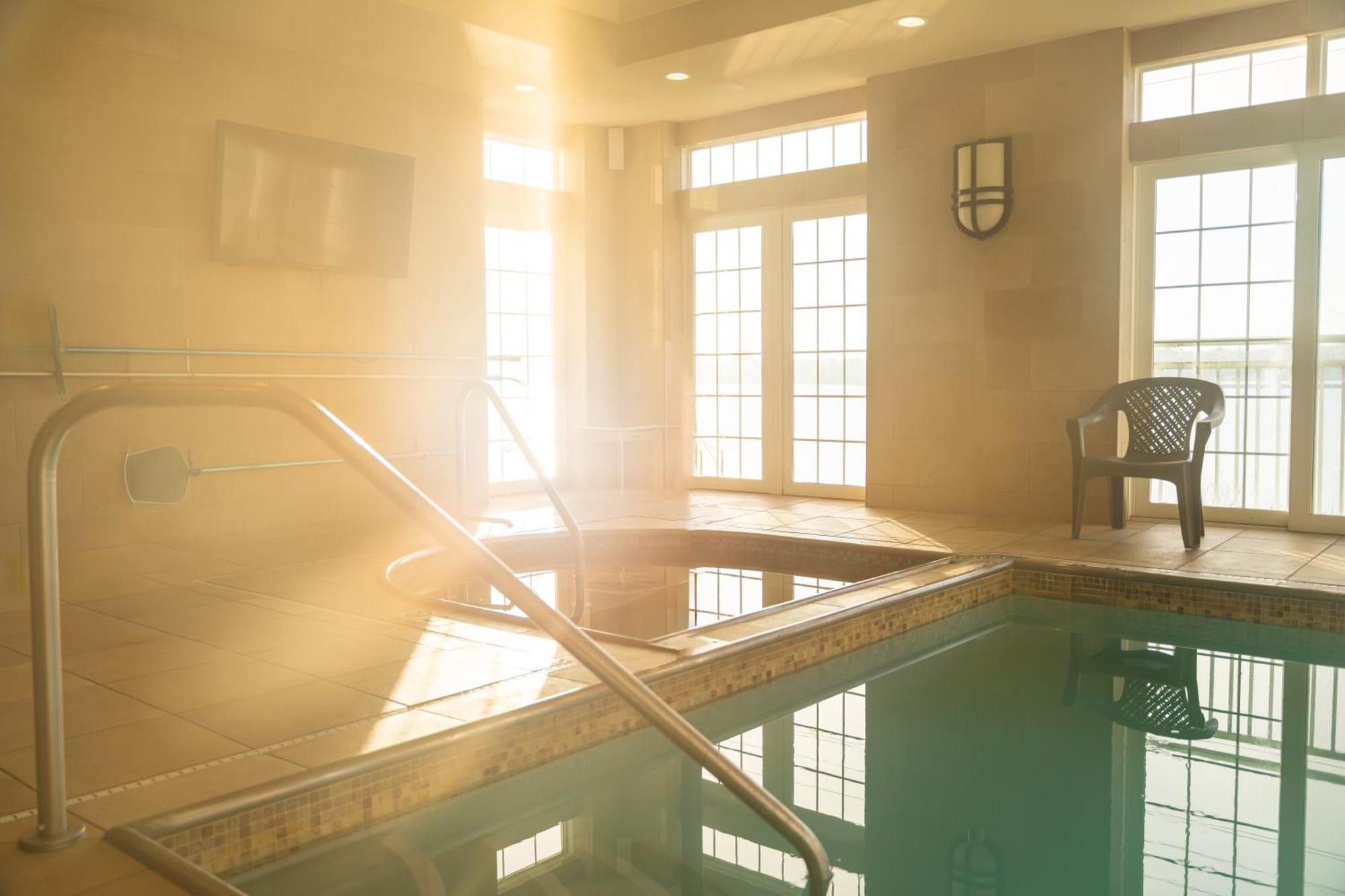 Newport Beach Hotel & Suites Мидлтаун Экстерьер фото