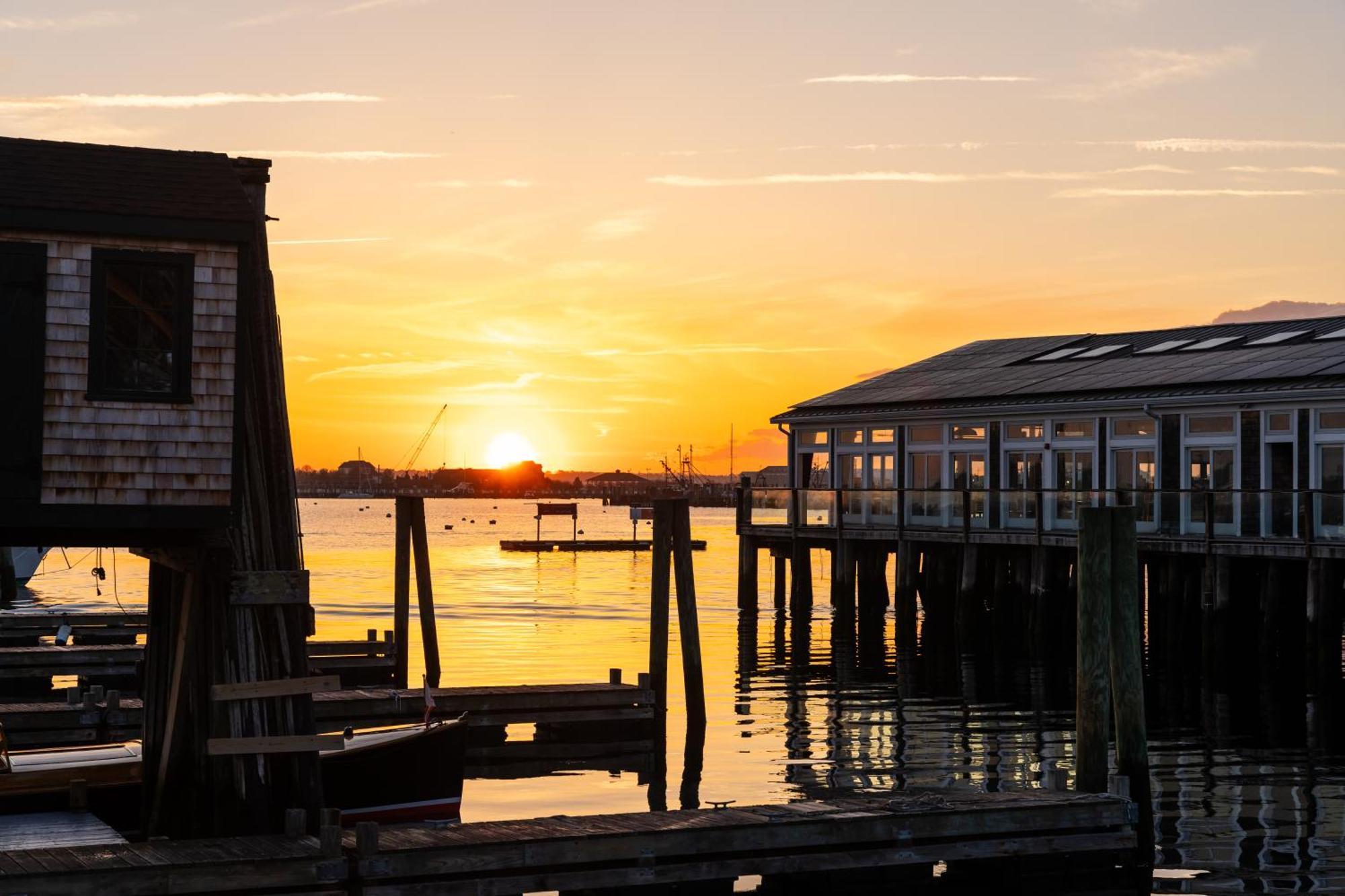 Newport Beach Hotel & Suites Мидлтаун Экстерьер фото