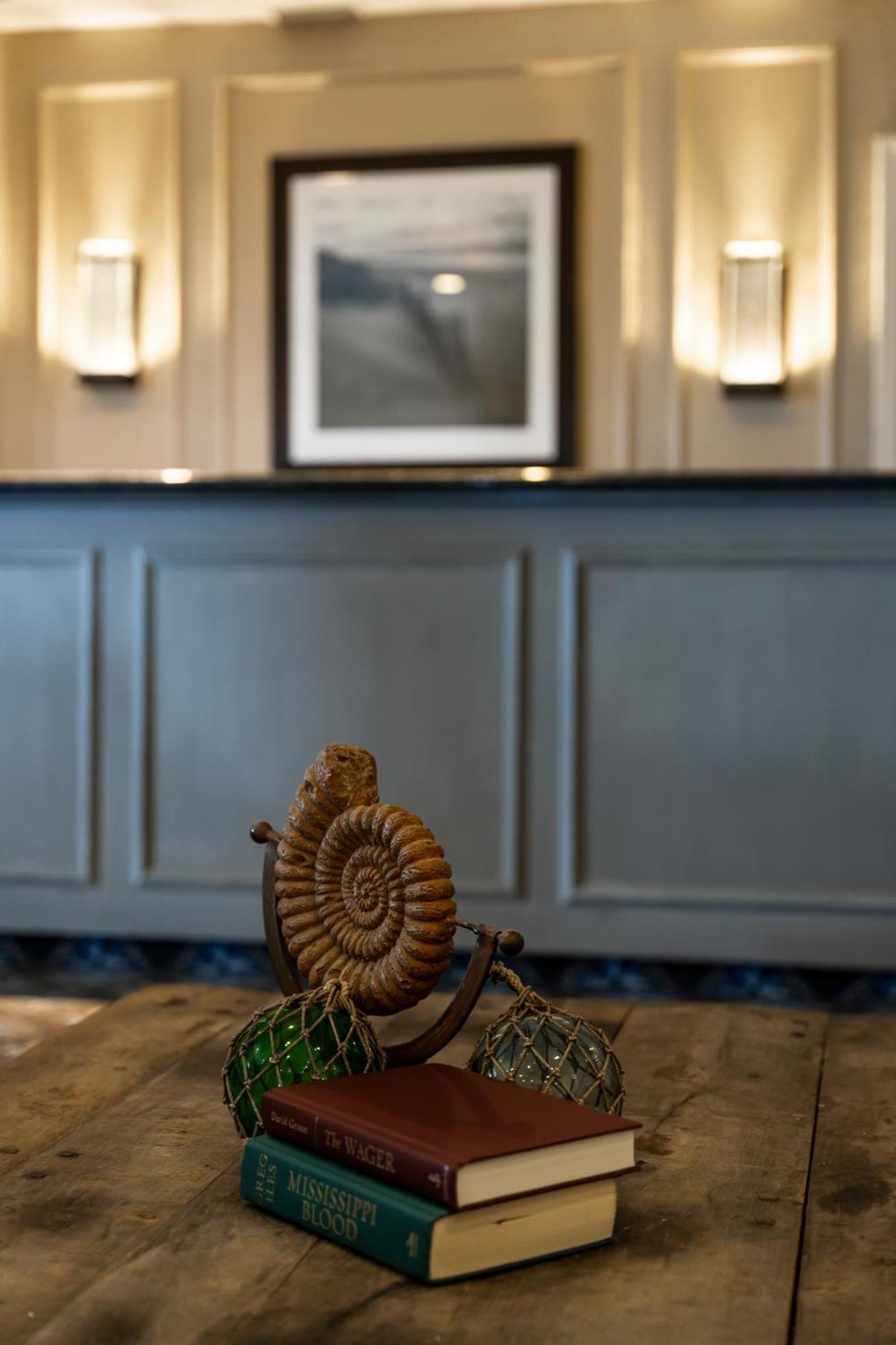 Newport Beach Hotel & Suites Мидлтаун Экстерьер фото