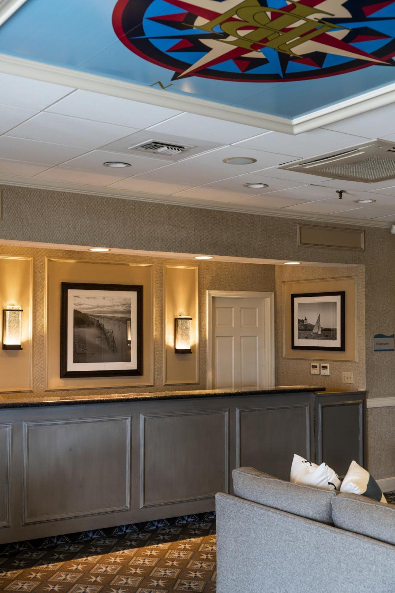 Newport Beach Hotel & Suites Мидлтаун Экстерьер фото