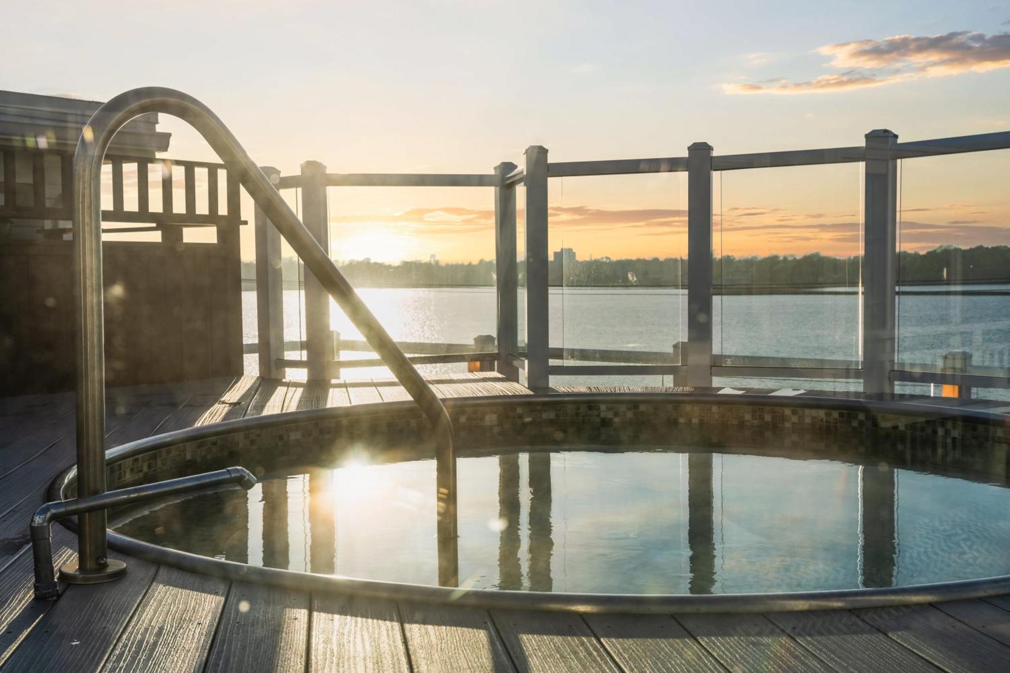 Newport Beach Hotel & Suites Мидлтаун Экстерьер фото