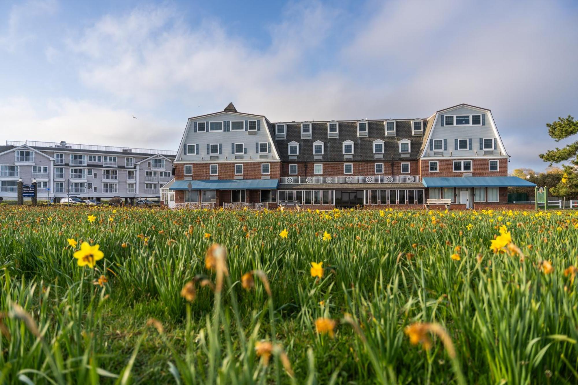 Newport Beach Hotel & Suites Мидлтаун Экстерьер фото