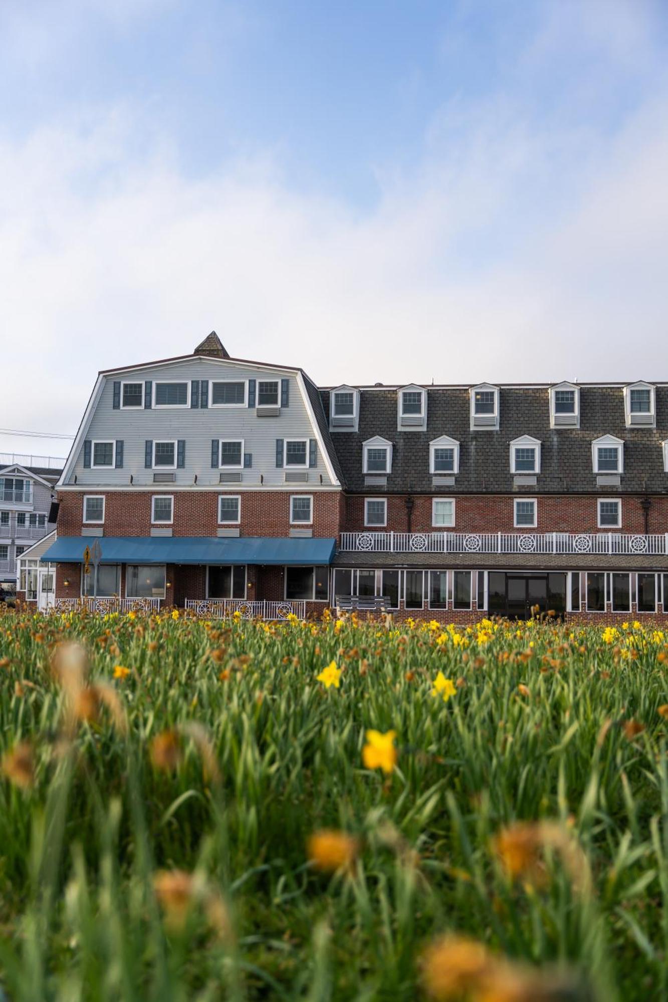 Newport Beach Hotel & Suites Мидлтаун Экстерьер фото