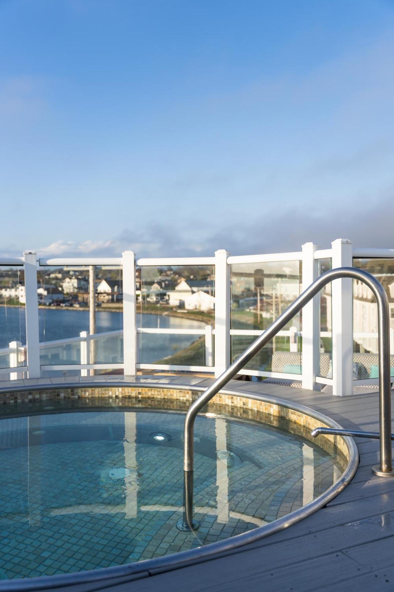 Newport Beach Hotel & Suites Мидлтаун Экстерьер фото