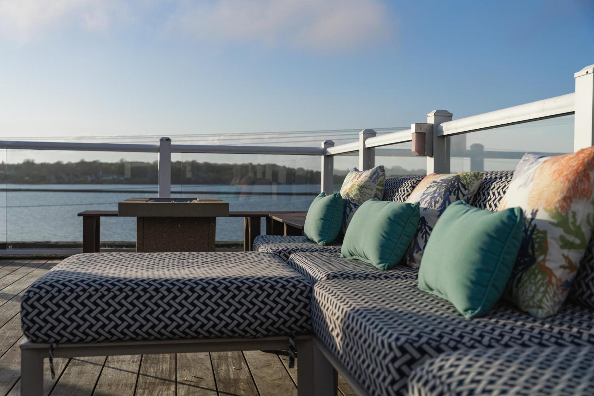 Newport Beach Hotel & Suites Мидлтаун Экстерьер фото