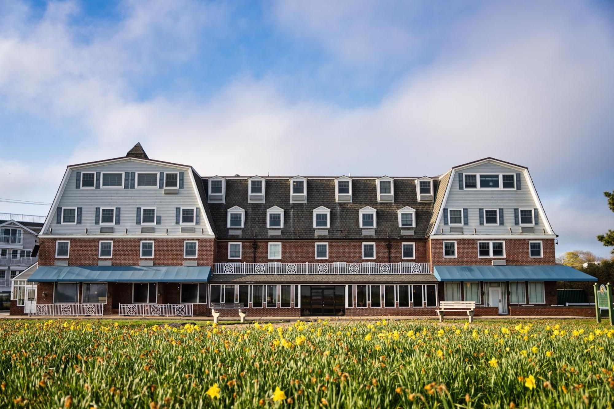 Newport Beach Hotel & Suites Мидлтаун Экстерьер фото