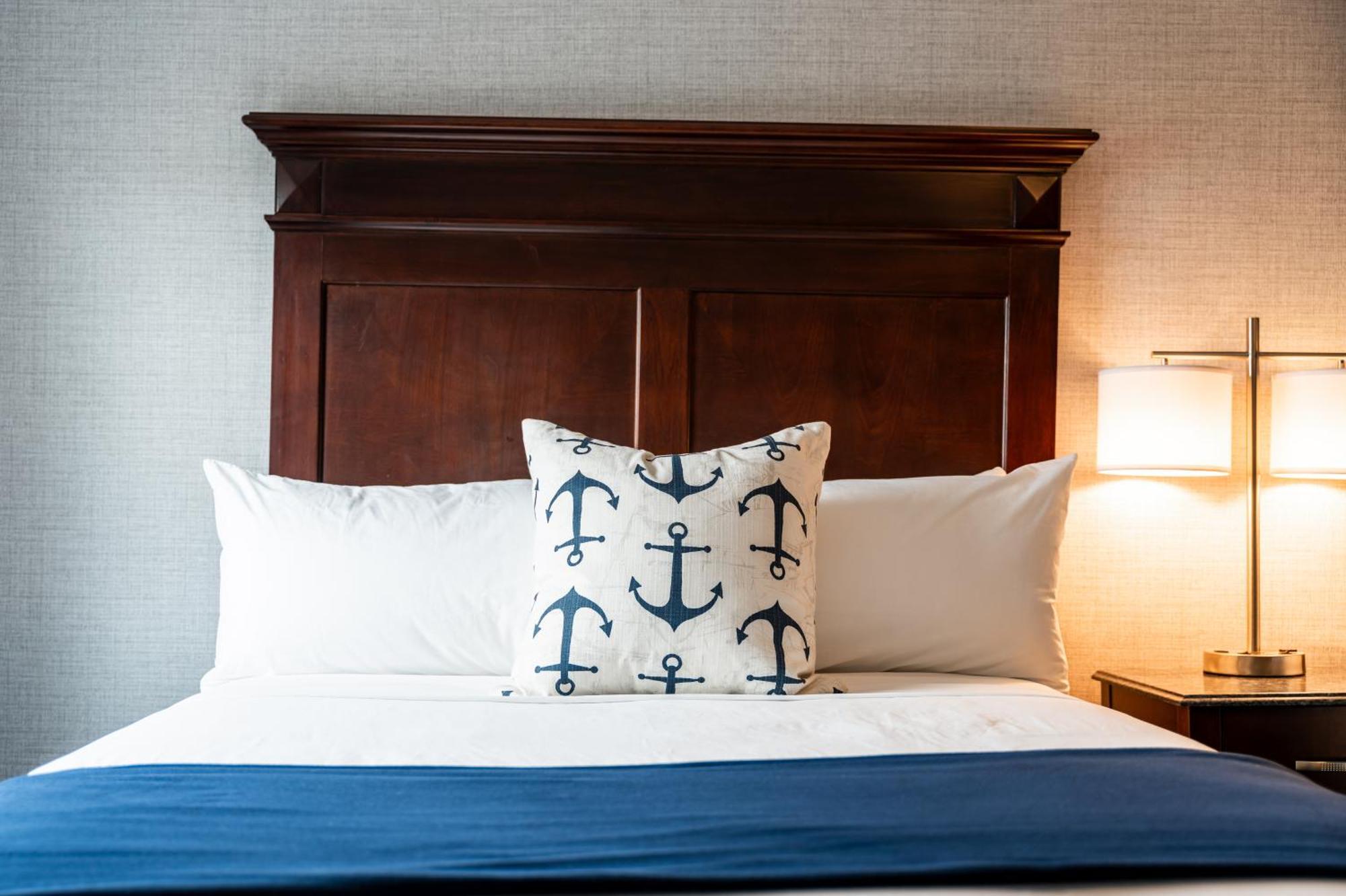 Newport Beach Hotel & Suites Мидлтаун Экстерьер фото