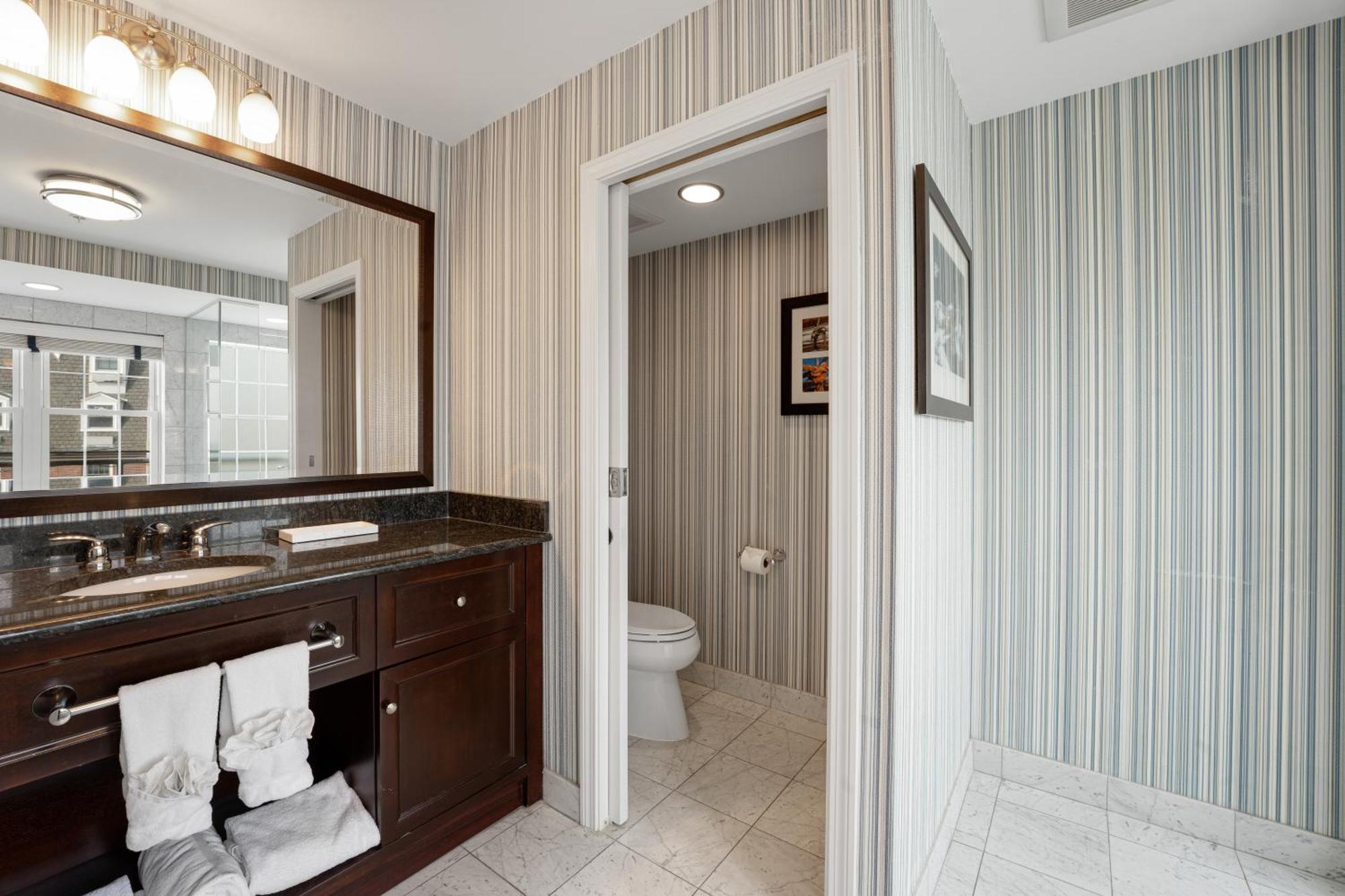 Newport Beach Hotel & Suites Мидлтаун Экстерьер фото