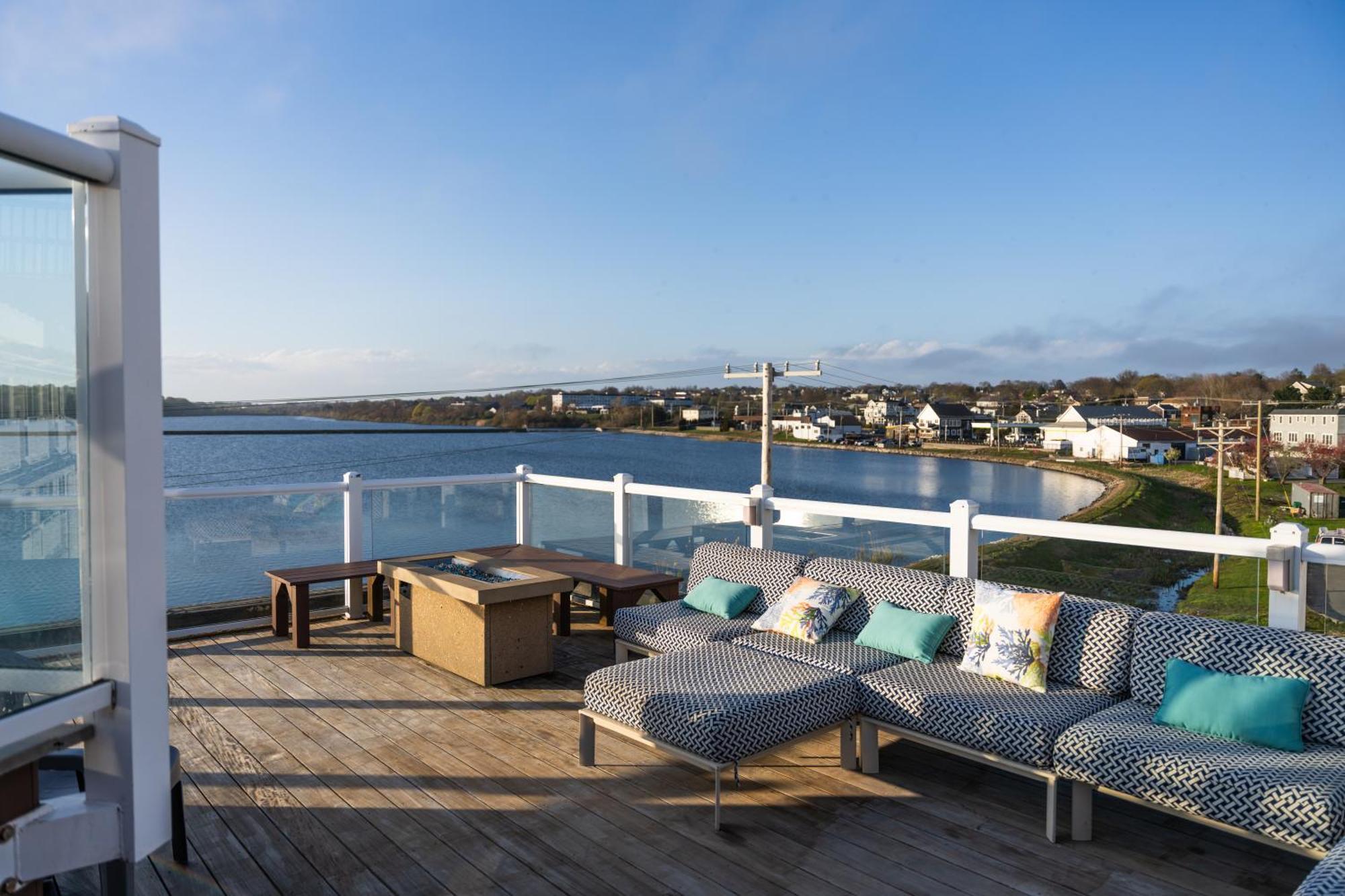Newport Beach Hotel & Suites Мидлтаун Экстерьер фото