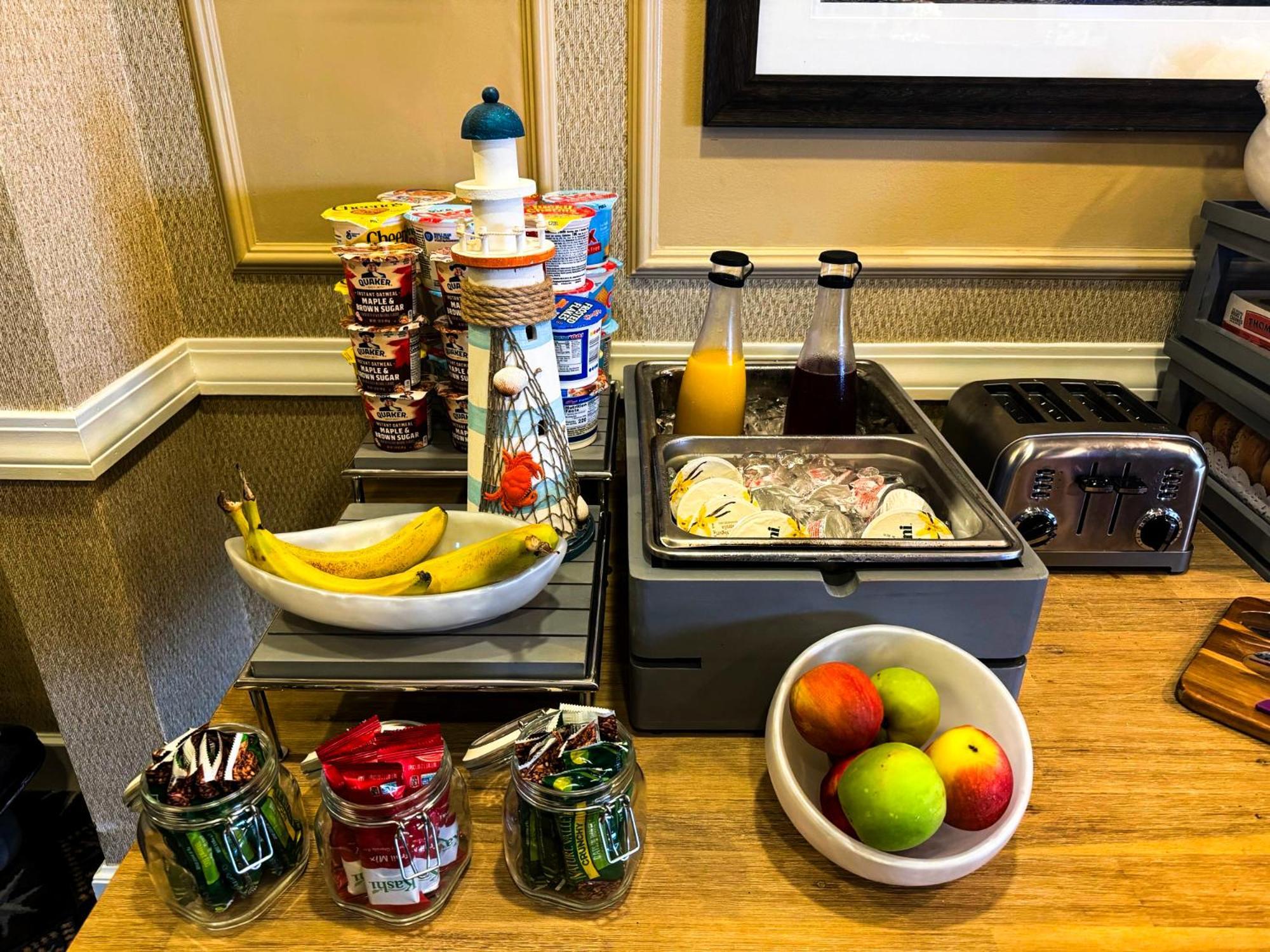 Newport Beach Hotel & Suites Мидлтаун Экстерьер фото